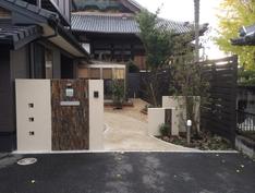 滋賀県守山市 お家の新しい顔は塗壁仕上げに天然石のボーダーを貼り付けてきりりと仕上げました。 滋賀県守山市 お家の新しい顔は塗壁仕上げに天然石のボーダーを貼り付けてきりりと仕上げました。