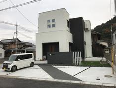 まっすぐに伸びたタイルのアプローチが印象的な外構1 まっすぐに伸びたタイルのアプローチが印象的な外構1