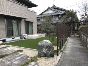アプローチ横には アプローチ横には